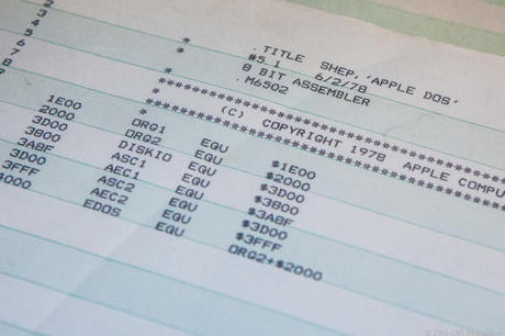 　カリフォルニア州サンタクルーズマウンテンズ発--「Apple II」は、ディスクドライブがなければ、歴史上最も有名なコンピュータの1つにはなり得なかったかもしれない。しかし、Appleが是が非にでも必要としていたのは、自社のハードドライブで稼働するディスクオペレーティングシステム（DOS）だった。新たに発見された文書では、そのDOS開発に至る経緯が示されている。