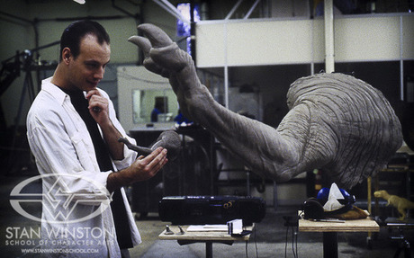 　ティラノサウルスの腕の部分について、5分の1サイズの模型とフルサイズの模型を比べるアーティストのGreg Figiel氏。