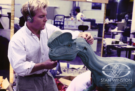 　Stan Winston Studioが満足できるイメージ画を完成させると、Shane Mahan氏がフルサイズのディロフォサウルスを彫刻した。