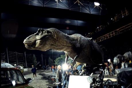 　この画像では、「ジュラシック・パーク」で観客が最初にティラノサウルスの姿に恐怖を感じる、象徴的な夜のシーンで使われたスタジオ全体の様子が分かる。次の動画では、アニマトロニクスで動くティラノサウルスが、撮影前にリハーサルを行う様子を見ることができる。


