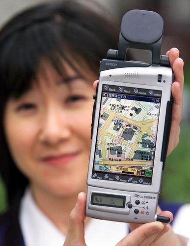 　1999年、東京のセイコーエプソンが全地球測位システム（GPS）と携帯電話、デジタルカメラの機能を組み合わせた「Locatio」を発表した。