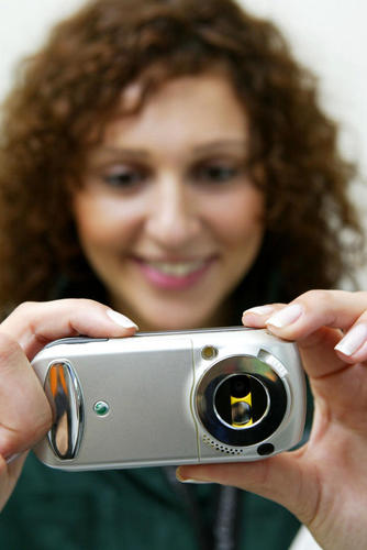 　2004年3月18日、ドイツのハノーバーで開催された技術見本市CeBITで、携帯電話と1.3メガピクセルのデジタルカメラを組み合わせた新しい「Sony Ericsson S700」が披露された。

　S700は写真をコンピュータに転送するためのメモリスティックポートも備えていた。