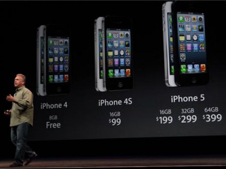 iPhone 5を発表するAppleのPhil Schiller氏。