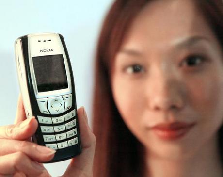 　Nokiaは2002年6月17日、シンガポールで開催されたNokia Connection 2002で、マルチメディアメッセージングサービス（MMS）を備えた携帯電話「Nokia 6610」を発表した。