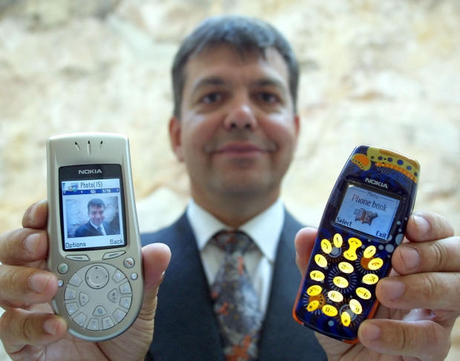 　2002年9月6日、フランスのマルセイユで、動画撮影に対応した「Nokia 3650」と、「Nokia 3510i」の新携帯電話2機種を掲げて見せるNokia Image Serviceのフィンランド人バイスプレジデントJuha Putkiranta氏。