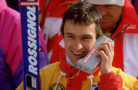 　1988年にカナダのカルガリーで開催された冬季オリンピックで、男子スーパー大回転競技終了後に携帯電話で話すフランスのFranck Piccard選手。同選手は1分39秒66のタイムで金メダルを獲得した。