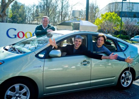 Googleの頭脳とつながっている同社自動運転車でポーズをとる会長のEric Schmidt氏、CEOのLarry Page氏、共同創設者のSergey Brin氏。