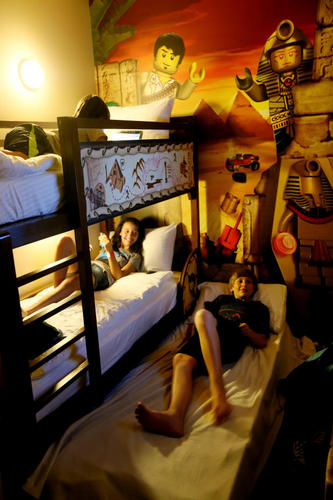　どの客室にも、子どもたちが眠るための専用のエリアが標準で用意されている。テーマに合わせた装飾の2人用の2段ベッドと、引き出し式のベッドがある。