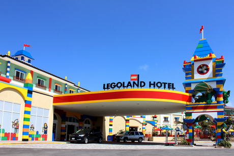 　カリフォルニア州カールスバッドのLEGOLANDリゾートに米国時間4月5日、LEGOLAND Hotelがオープンした。250室を備える3階建てのホテルは、LEGO好きの人にとって天国のような場所だろう。

　巨大リゾートに隣接するLEGOLAND Hotelには、「海賊」「冒険」「王国」という3種類のテーマを持った部屋がある。LEGOの製品ラインに関連付けられたテーマだ。ほかにも特別な趣向を凝らしたレストランやインタラクティブな遊び場などの施設があり、LEGOを生かした多数の仕掛けが用意されている。

　このホテルには、300万個のLEGOブロックを使って作られた合計3422個のLEGO作品がある。LEGOLAND CaliforniaとMy Modern MetのAlice Yoo氏の協力を得たこの写真ギャラリーで、LEGOLAND Hotelの見学ツアーに出かけてみよう。