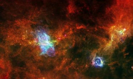 　この画像は、「ほ座分子リッジ」と呼ばれる、銀河系の中の星形成領域だ。天文学者らは、地球から約2300光年離れたこの領域のガスやちりを詳しく調べた。この領域で最初の恒星が形成されたのは100万年ほど前だ。
