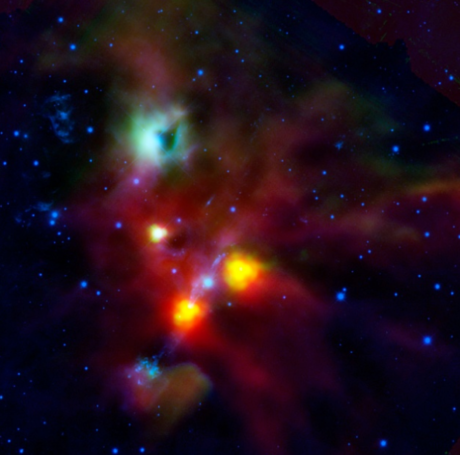 　この赤外線画像を研究している天文学者は、この画像上部の緑色の雲の中にある暗い空洞部分（「NGC 1999」と呼ばれている）には、誕生間もない恒星があると考えている。そうした恒星の1つが、周囲のちりを加熱して、緑がかった明るい輝きを生み出していると考えられている。この画像の赤い部分は、低温で高密度のガスとちりの雲だ。これは、新しい星形成で使われる、初期の原材料になる。