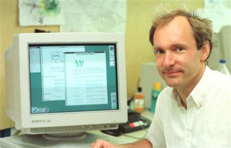  Tim Berners-Lee氏と自身が考案したWorld Wide Web。1994年撮影