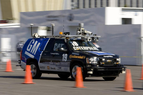 　無人車「Chevrolet Tahoe」（別名「The Boss」）は、LIDAR、レーダー、ビジョン、マッピングGPS技術を組み合わせて使用することで、周囲の視界の情報を得る。2007年11月、電気のみで60マイル（約96km）の市街地コースを走行し、米国防総省が後援する著名な大会DARPA Urban Challengeで優勝した。