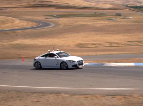 　スタンフォード大学の自動運転車「Audi TTS」（Shelley）は2012年8月、この写真の走行試験で時速120マイル（時速約193km）を記録した。同大学は、プロドライバーの脳の活動に関する新たな研究を活用することで、Shelleyの自動運転能力を高めたいと考えている。