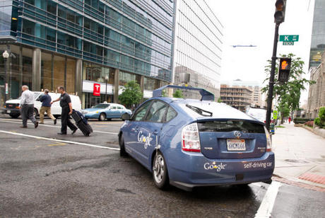 　2012年5月、Googleの自動運転車の1台が、ワシントンDCの通りを移動している。トヨタ自動車の「プリウス」を改造したこの車に搭載されたシステムは、「Google Street View」から集めた情報と人工知能ソフトウェアを結びつけている。このソフトウェアによって、車内のビデオカメラで収集した情報、車体上部のLIDARセンサ、前面のレーダーセンサ、後輪の1つに取り付けられた位置センサが組み合わされる。位置センサは地図上で車の位置を特定するためのものだ。