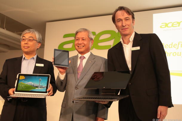 新しいタッチスクリーン搭載製品を披露するAcerのプレジデントであるJim Wong氏（左）、Acerの最高経営責任者（CEO）であるJT Wang氏、そして、同社幹部