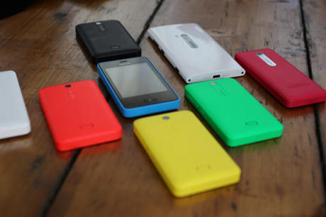 　多数の鮮やかなカラーで提供される。写真はそのごく一部で、Nokiaの他機種と一緒に並べたもの。