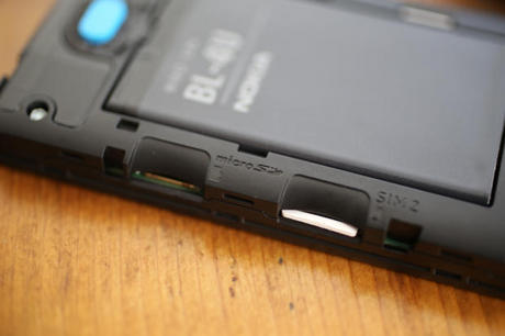 　microSDカードスロットと2つのデュアルSIMポートがある。
