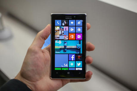 　Nokiaはロンドンで開催のイベントで現地時間5月14日、同社旗艦スマートフォン「Lumia 925」を発表した。同端末は、ポリカーボネートプラスチックの代わりに金属を使用して作られた同社初の「Windows Phone」搭載機になる。
