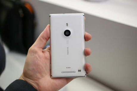　見栄えの良いデバイスだが、すべて金属製の「HTC One」と比べると、どちらが良いだろうか？