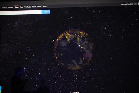 　これにより、1つのユーザーインターフェースに地球の完全な姿を表示している。