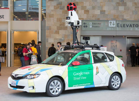 　「Street View」撮影用車両群で最も頻繁に利用されているのは自動車だ。この写真は、「スバルインプレッサ」を使った「Street View」撮影用自動車で、サンフランシスコで開催の開発者会議Google I/O 2013で展示されている。最初のStreet View画像は、2007年5月に5つの都市を対象に公開された。現在では、3000都市で利用可能だ。