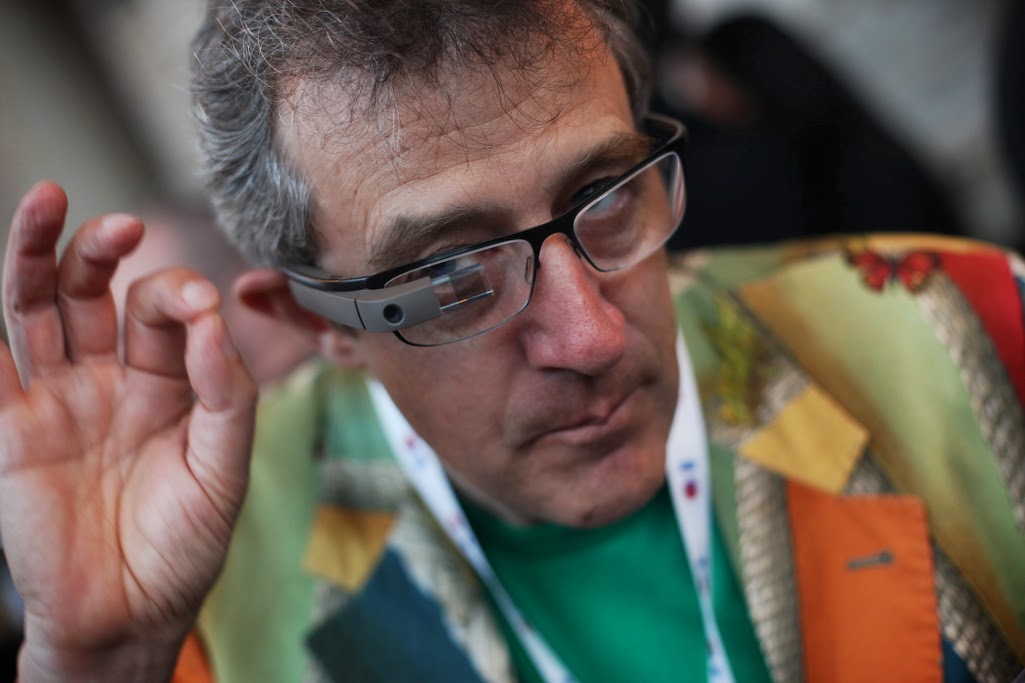 度付きメガネと合体したGoogle Glassを装着した「Google Glass」のエンジニアMark Shandy氏