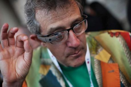 　度付きメガネに装着された「Google Glass」のプロトタイプを披露するGoogle GlassエンジニアのMark Shandy氏。同氏はXerox PARC（パロアルト研究所）の時代から長くテクノロジ業界に携わってきた経歴を持つ。