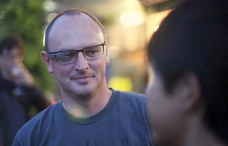 　Google GlassのエンジニアAdam Haberlach氏は、「度付きメガネタイプのGoogle Glassは、サングラス（を扱うことと）より難しいことは何もない」と話した。