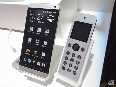 　auの公式アクセサリーを取り扱う「au +1 collection」からは、HTC J Oneの子機として使える「HTC J One Mini」が登場。通話や受信したメール件数の確認など、さまざまな機能と連携できる。