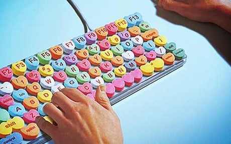 　ハートが描かれた菓子「Love Hearts」を模したキーボード。