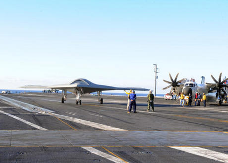 　12月9日以降、X-47BはUSS Harry S. Trumanの飛行甲板上で走行テストを行っていた。背景には、「C-2A Greyhound」輸送機が写っている。