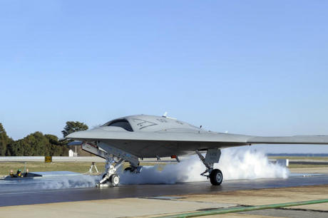 　航空母艦でのテストが実施される前、テスト用X-47Bはメリーランド州パタクセントリバー海軍航空基地の陸地からのテスト飛行で、自らの性能を証明しなければならなかった。これは、同機初のカタパルト発進だった。
