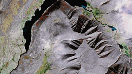 　これは、ロシアの極東マガダン州にある丘陵地帯かもしれないが、老人男性のしかめ面の横顔かもしれない。