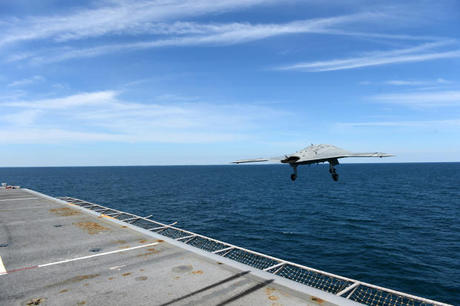 　翼に風を受けて飛行するX-47B。これから数週間で、X-47Bは初めてアレスティングワイヤーを使って海上の航空母艦の飛行甲板に着艦を試みる。