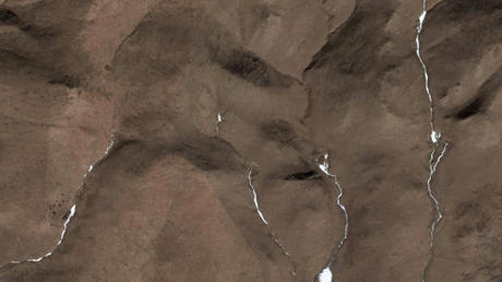 　この邪悪な顔は、中国甘粛省夏河県のちりで覆われた地形で見られる。