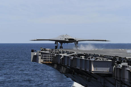 　2013年5月14日、USS George H.W. Bushからカタパルト発艦するX-47B。