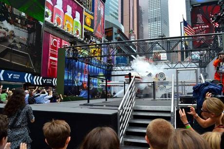 　大勢のニューヨークの群衆が歓声を上げ、写真を撮るなか、巨大なLego X-Wingがスモークを浴びながら箱から出てきた。このLego X-wingの設計は、同じ名前の「スター・ウォーズ」Legoセット（#9493）で使われた設計に基づいている。