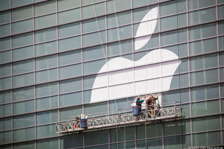 　世界最大と思われるAppleのロゴをモスコーンウェストの外側に貼付ける作業には約24時間を要した。