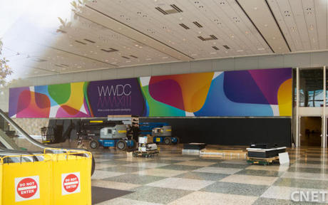 　4番通り沿いの大きな窓をのぞいてみると、壁には「WWDC MMXIII」というロゴが見える。