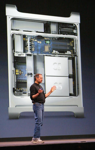 　2003年、Appleは「Power Mac G5」を披露した。64ビットのプロセッサを搭載する初のMacで、当時「世界最速のパーソナルコンピュータ」と宣伝されていた。

　このほか、「OS X 10.3」（開発コード名：「Panther」）、「Safari 1.0」、「Xcode」、「iSight」カメラ、そして「iChat」ソフトウェアも発表された。
