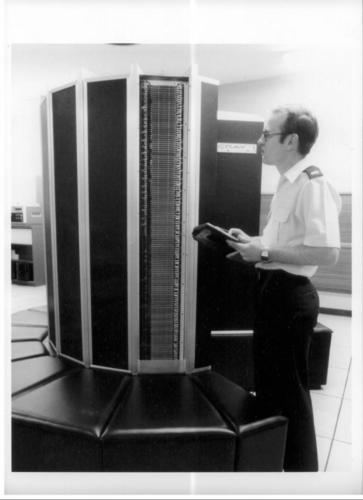 　ロスアラモス国立研究所に置かれているスーパーコンピュータシステム「Cray-1」。