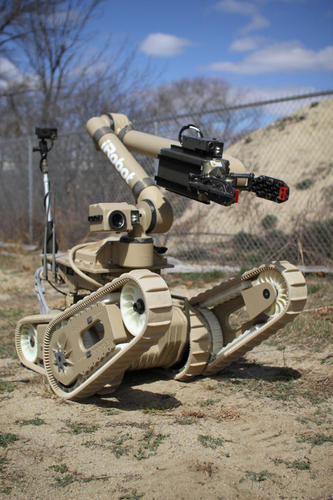 　重量物を持ち上げられる「iRobot 710 Warrior」は、軍事作戦のために、階段を上ったり、未知の場所を進んだりして、搭載物の運搬や兵器の処理、ルート上の障害物の除去を行うことができる。