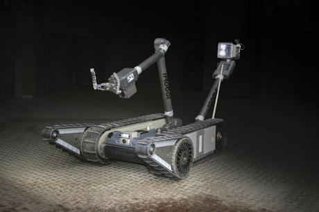 　iRobotの探索発見任務用カメラを搭載した「PackBot」は、アフガニスタンやイラクでの軍事作戦だけでなく、日本の福島第一原子力発電所の内部でも使用された。2016年のリオデジャネイロオリンピックでもパトロールを行う予定だ。
