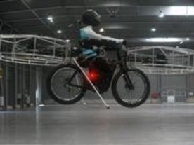 「空飛ぶ自転車」、テスト飛行に成功