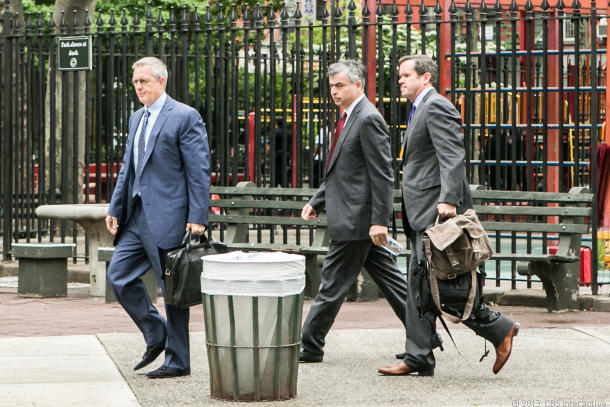 ニューヨークの裁判所から出てきたEddy Cue氏（中央）とApple弁護団。6月13日撮影。