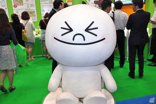 日本玩具協会主催による「東京おもちゃショー2013」が、6月13日～16日まで東京ビッグサイトにて開催されている（一般公開日は15日と16日）。国内外148社から約3万5000点のおもちゃを一同に集めた展示会となっている。

2012年から注目のキーワードのひとつとして挙がっているのが「スマホ」。スマホやタブレットタイプの玩具から、スマホを活用した玩具なども多数展示されている。

写真はタカラトミーブースより。LINEスタンプのキャラクターを活用したグッズ展開を本格化する。