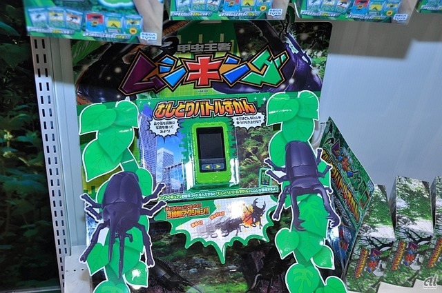 ムシキングがスマホタイプの玩具「甲虫王者ムシキング むしとりバトルずかん」として復活。カラータッチ液晶パネルにカメラ機能を搭載している。
