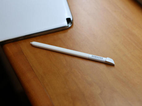 　10.1インチディスプレイ搭載のTab 3には、サムスンのスタイラス「S Pen」が付属する。