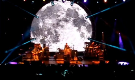 　週末にカンザスシティーで開催されたWidespread Panicの野外コンサートでは、同バンドが演奏する背後に月の画像が投影された。